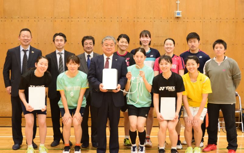 小型高濃度酸素発生器『Oxy'z(オキシーズ)』を株式会社北都銀行バドミントン部に寄贈いたしました。